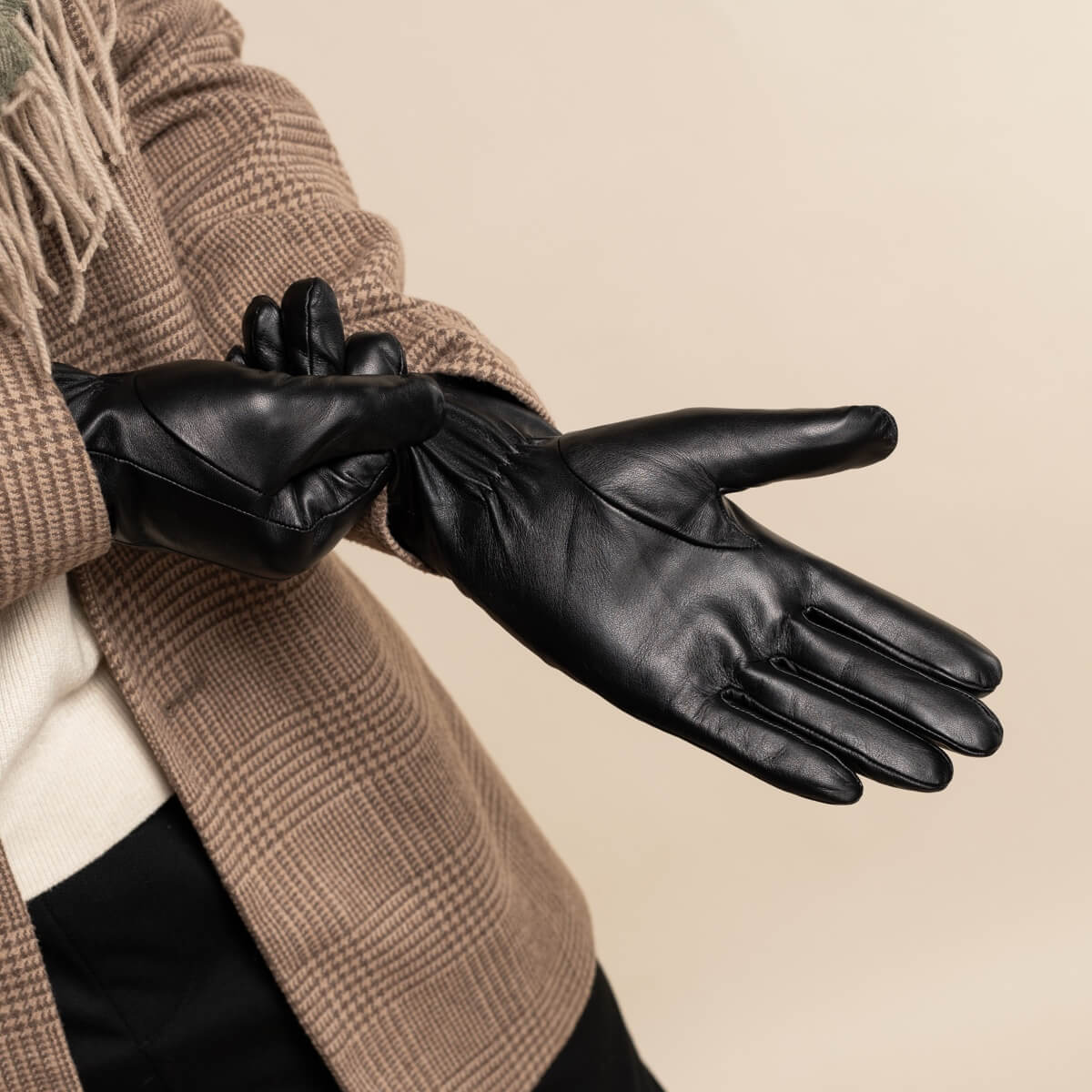 James (black) - classic sheepskin leather gloves with luxurious cashmere lining & touchscreen feature - Schwartz & von Halen - EU - 14