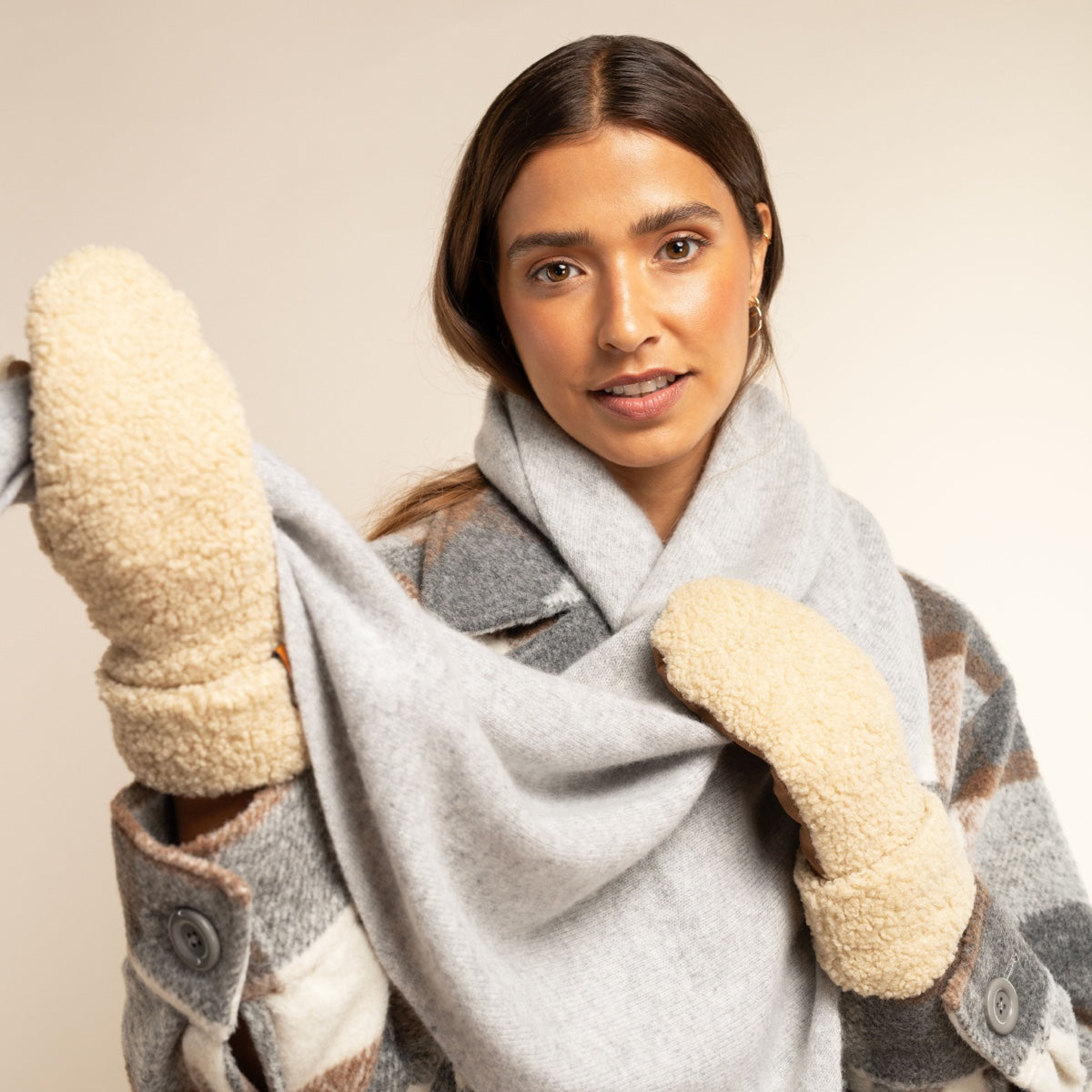 Sophia (beige) - Ultra-soft teddy mittens with warm faux fur lining - Schwartz & von Halen - EU - 14