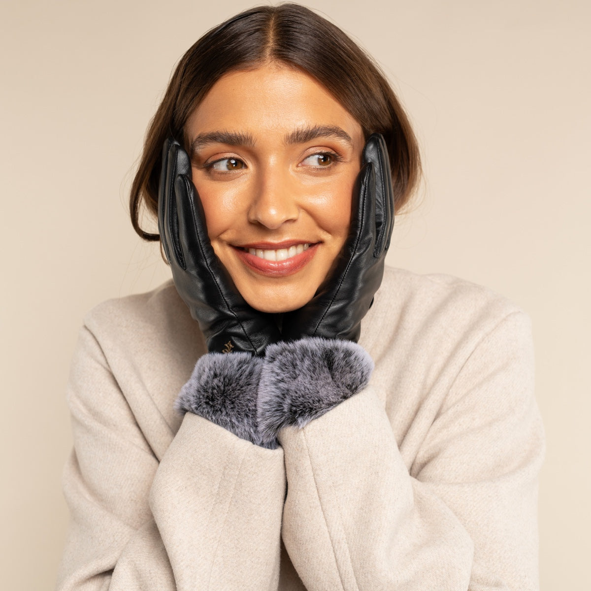 Vera – luxurious leather gloves with faux fur at the wrist & touchscreen feature - Schwartz & von Halen - EU - 4