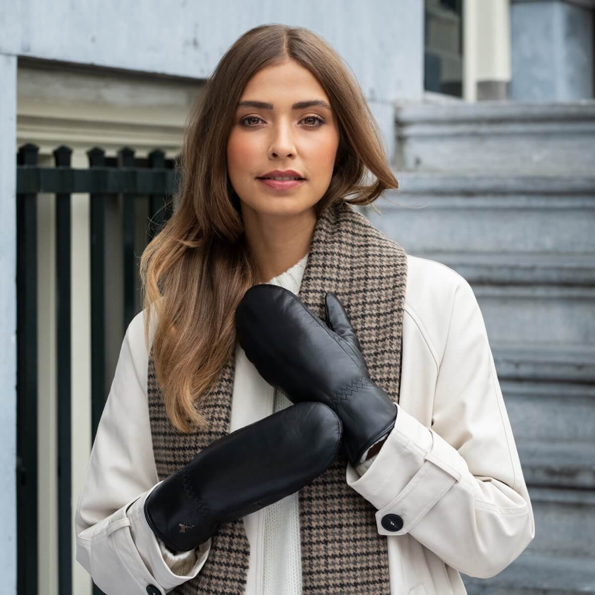Mia – stylish leather mittens with luxurious lambswool lining & touchscreen feature - Schwartz & von Halen - EU - 5