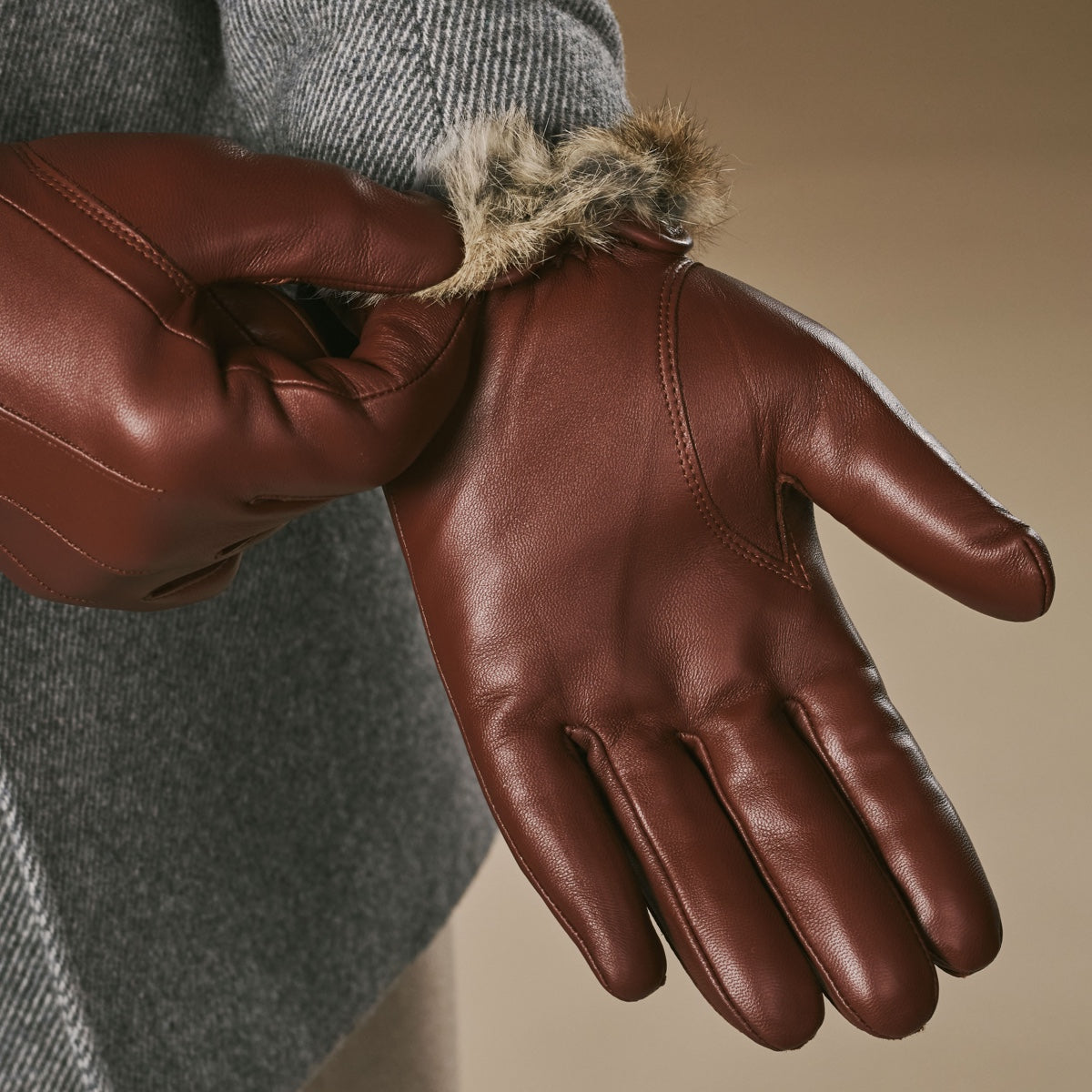 Alexander (brown) - Men’s lambskin leather gloves with luxurious rabbit fur lining and touchscreen feature - Schwartz & von Halen - US - 3