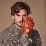 Gosling (cognac) – Classic men's lambskin driving gloves with touchscreen feature