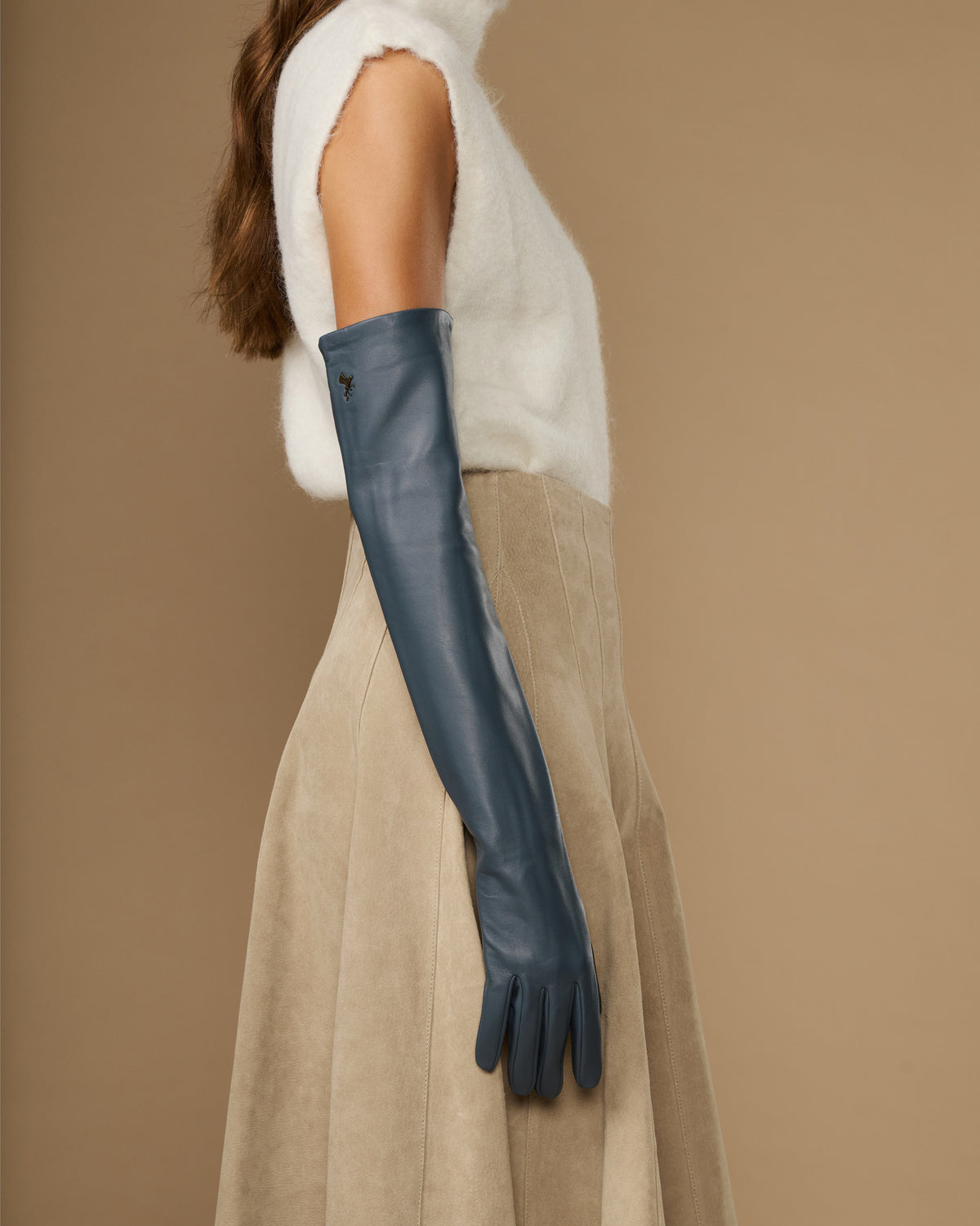 Women's grey lambskin leather gloves with silk lining and touchscreen fingertips