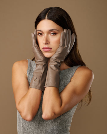 Rosemary Mid-forearm (taupe) - Gants pour femme en cuir d’agneau avec doublure en soie & fonction tactile